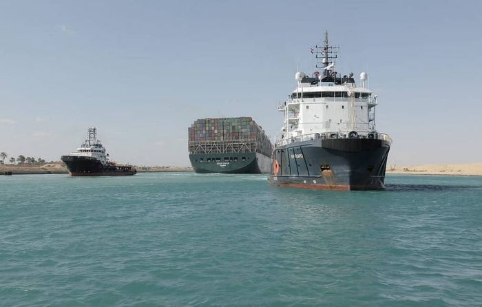 First vessels start navigating through Suez Canal