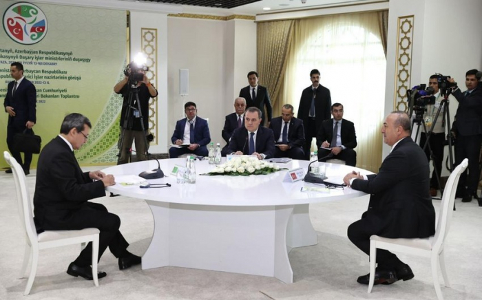Проходит встреча глав МИД Азербайджана, Турции и Туркменистана
