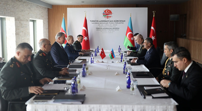 Azerbaijan, Turkiye discuss development of military-technical cooperation