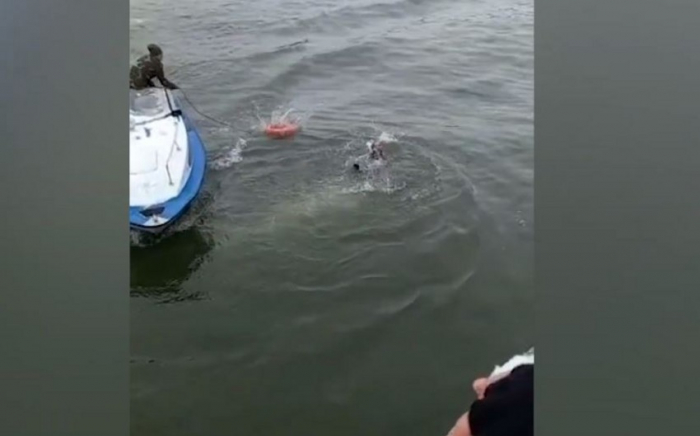 Сотрудники МЧС спасли тонувшего в море мужчину
