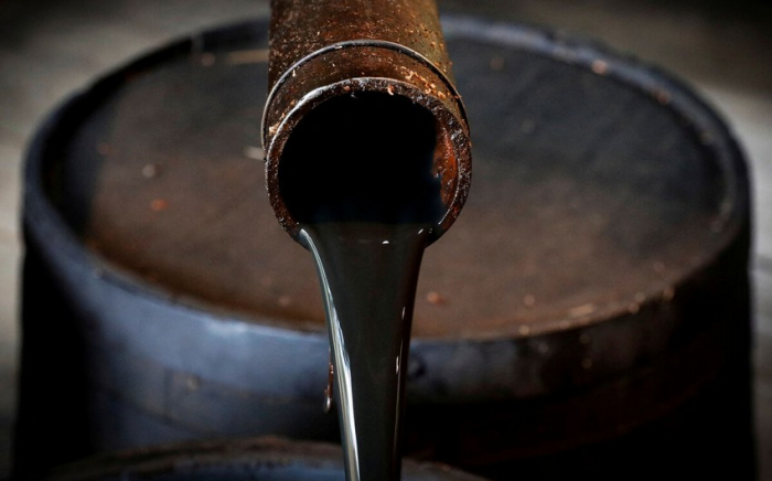Мировые цены на нефть коррекционно снизились после роста на прошлой неделе
