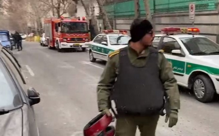 На посольство Азербайджана в Иране совершено вооруженное нападение, есть погибший
