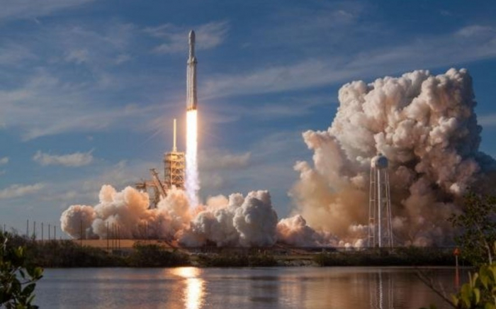 Запуск ракеты SpaceX с новой группой интернет-спутников Starlink перенесен на сутки

