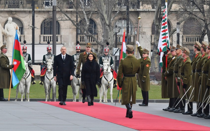 В Будапеште состоялась церемония официальной встречи президента Ильхама Алиева
