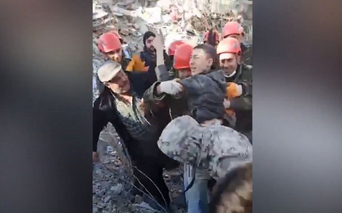 Опубликованы кадры спасения двух подростков из-под завалов в Турции - ВИДЕО
