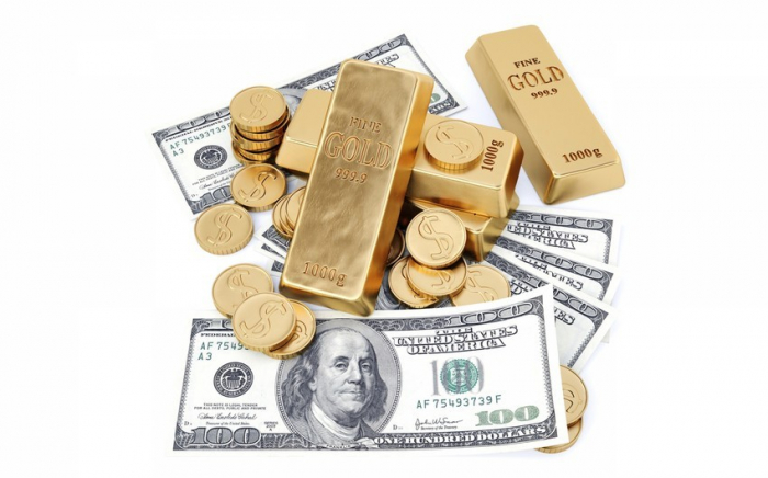 Золото умеренно подорожало на ослаблении доллара
