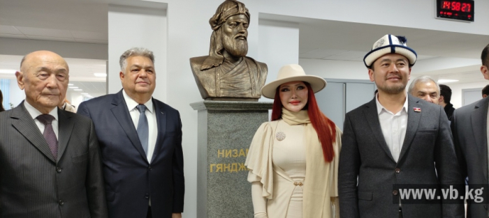 В Бишкеке открыли памятник Низами Гянджеви-фото