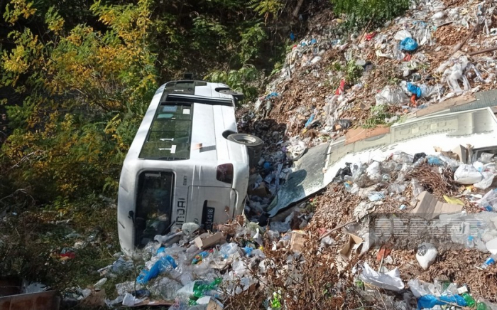 В Гяндже перевернулся пассажирский автобус, есть пострадавшие-ФОТО