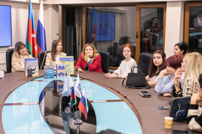 В Русском доме в Баку прошла встреча российских писателей с творческой молодежью Азербайджана- фото 