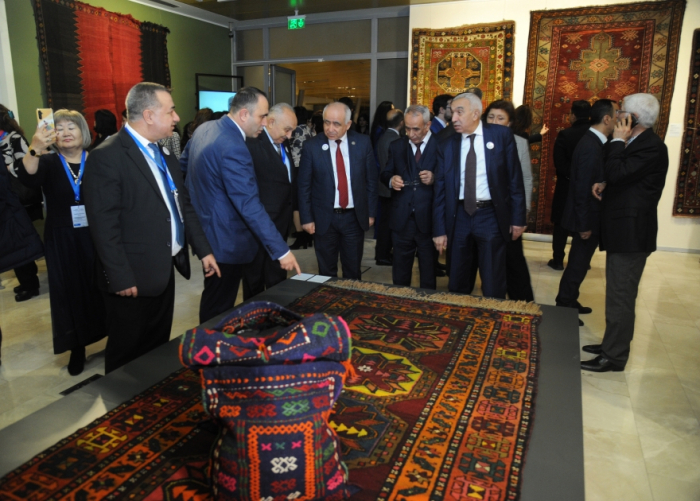 В Азербайджанском национальном музее ковра открылась выставка ковров Западного Азербайджана
