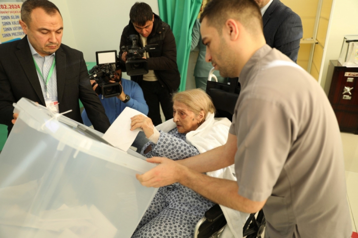 102-летняя Фатма Саттарова проголосовала на избирательном участке в Бакинском центре здоровья