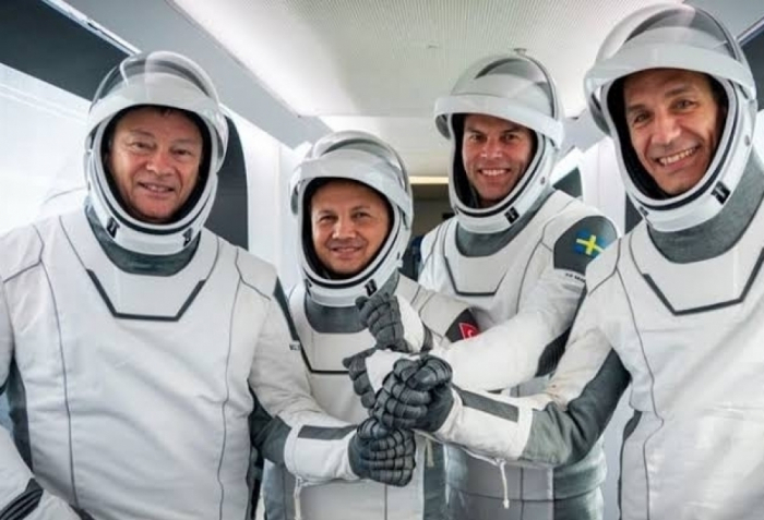 Первый астронавт Турции вернулся на Землю
