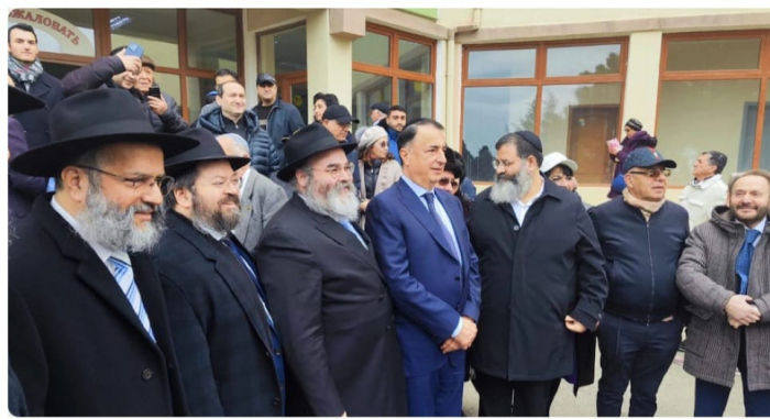 Глава Всемирного конгресса бухарских евреев Лев Леваев посетил бакинскую еврейскую школу
