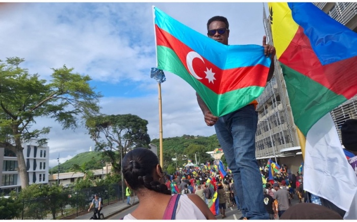 В Новой Каледонии на акции протеста против французского неоколониализма поднят азербайджанский флаг