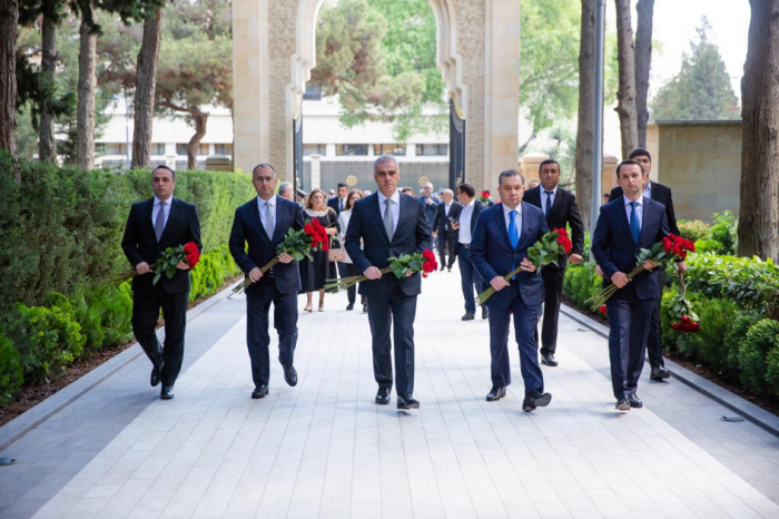 Коллектив Министерства цифрового развития и транспорта посетил могилу великого лидера Гейдара Алиева