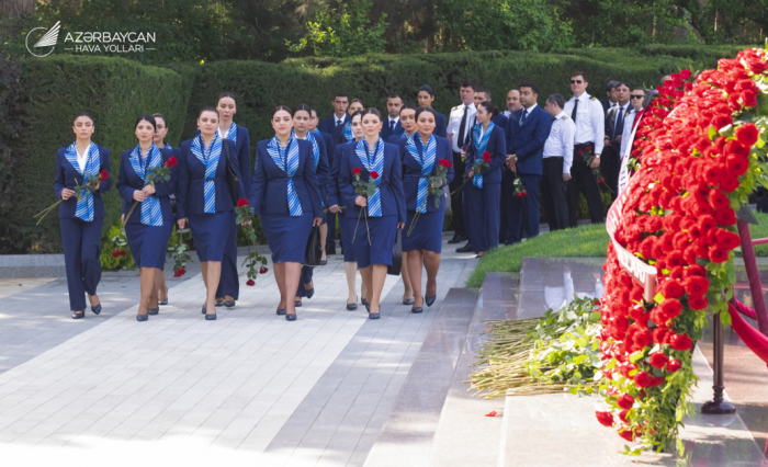 Коллектив ЗАО «Азербайджанские авиалинии» посетил Аллею почетного захоронения
