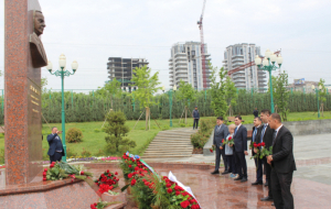 В Ташкенте организована церемония по случаю дня рождения великого лидера Гейдара Алиева