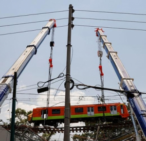 Video captures moment of train bridge collapse in Mexico