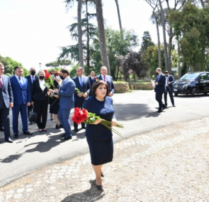 Azerbaijani parliamentary delegation visits monument to Nizami Ganjavi in Rome