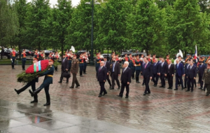 Azerbaijani PM visits tomb of unknown soldier in Moscow
