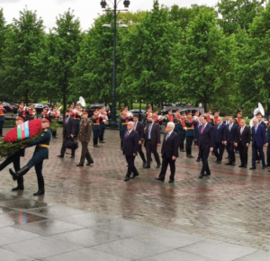Azerbaijani PM visits tomb of unknown soldier in Moscow