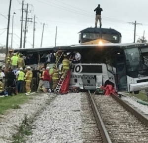 2 killed, 6 injured in Egypt's train-bus collision