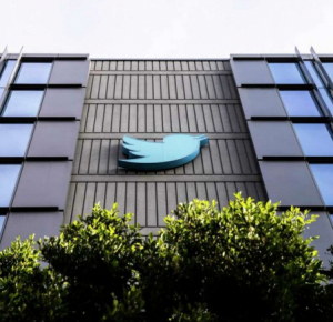 СМИ: Twitter ищет новых инвесторов из-за оттока рекламодателей

