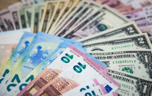 Доллар снизился до 67 рублей, евро - ниже 72
