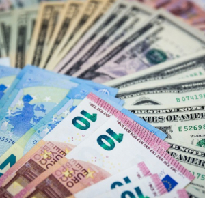 Доллар снизился до 67 рублей, евро - ниже 72
