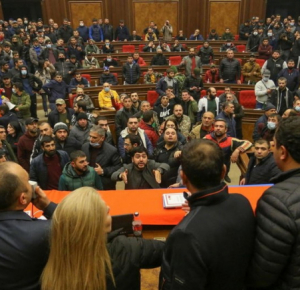 Власти Армении хотят лишить мандатов 22 оппозиционных депутатов
