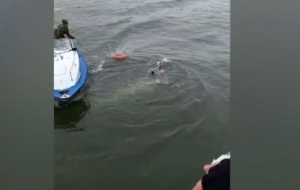 Сотрудники МЧС спасли тонувшего в море мужчину
