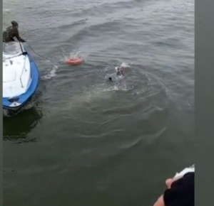 Сотрудники МЧС спасли тонувшего в море мужчину
