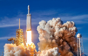 Ракета SpaceX стартовала на орбиту со спутником связи Космических сил США
