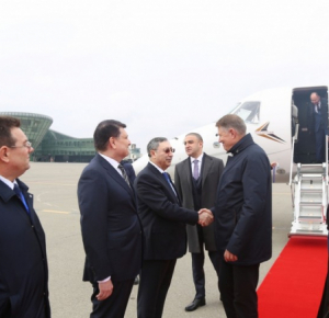 Президент Румынии прибыл с официальным визитом в Азербайджан
