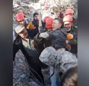Опубликованы кадры спасения двух подростков из-под завалов в Турции - ВИДЕО