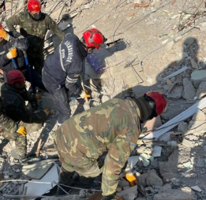 Азербайджанские спасатели вызволили 51 человека, извлекли 613 тел из-под завалов в Турции
