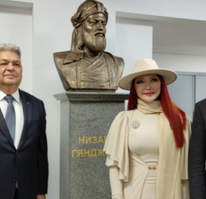 В Бишкеке открыли памятник Низами Гянджеви-фото