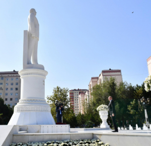 Президент Ильхам Алиев посетил памятник великому лидеру Гейдару Алиеву в Сумгайыте