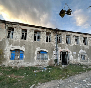 В библиотеке в Ходжалинском районе обнаружены оружие и боеприпасы