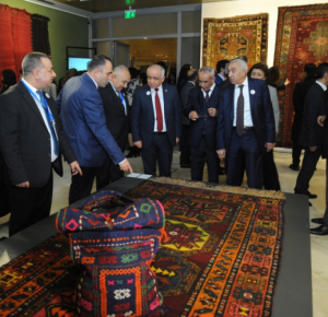 В Азербайджанском национальном музее ковра открылась выставка ковров Западного Азербайджана