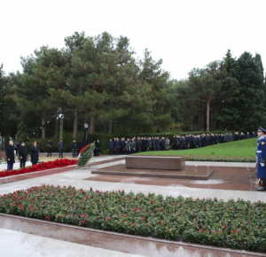 Представители ПЕА посетили могилу великого лидера Гейдара Алиева