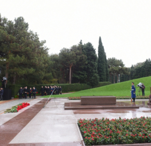 Официальные лица государства и правительства почтили память великого лидера Гейдара Алиева на Аллее почетного захоронения