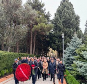 Сотрудники посольства Турции в Азербайджане почтили память Гейдара Алиева