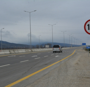 На платной дороге установили знаки ограничения максимальной скорости ФОТО