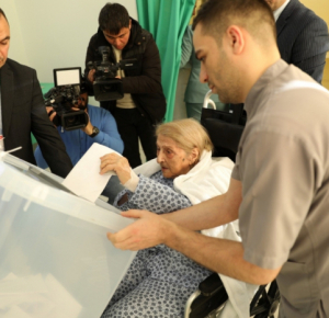 102-летняя Фатма Саттарова проголосовала на избирательном участке в Бакинском центре здоровья