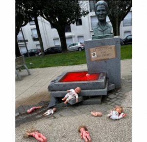 Вандалы осквернили памятник политику Симоне Вейль во французском городе Ла-Рош-сюр-Йон