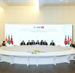 В Баку прошла 9-я трехсторонняя встреча министров иностранных дел Азербайджана, Турции и Грузии – <span style=