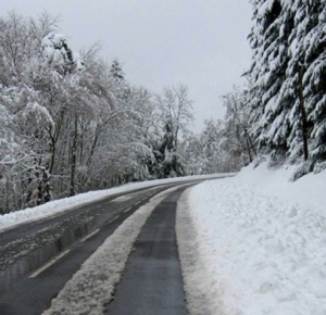 На территории страны прогремели грозы, в горных районах выпал снег
